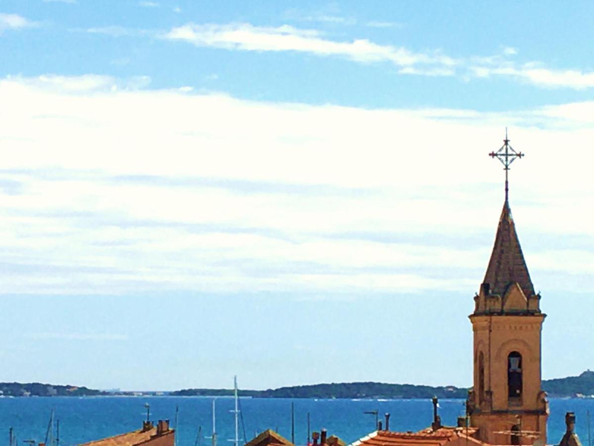Les Toits De Sanary Et La Mer Экстерьер фото
