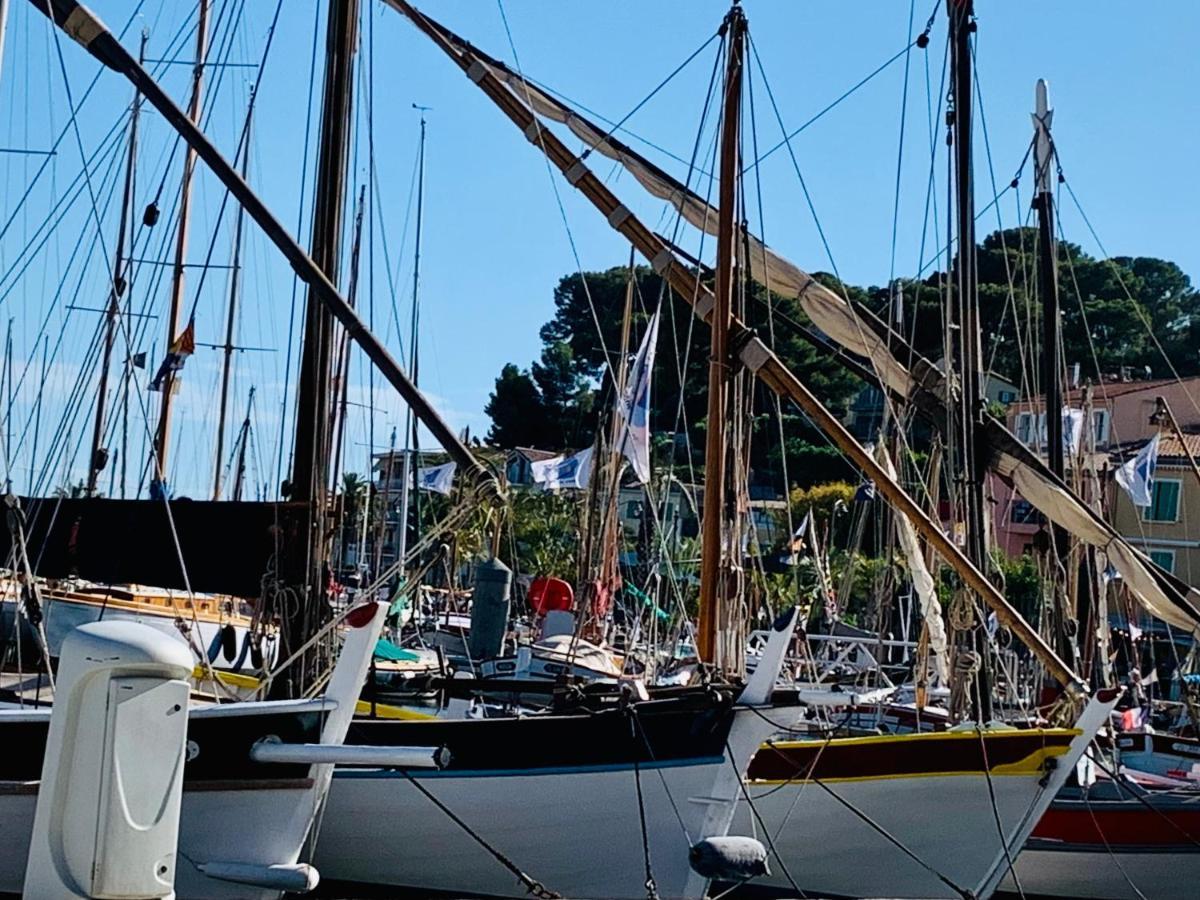 Les Toits De Sanary Et La Mer Экстерьер фото
